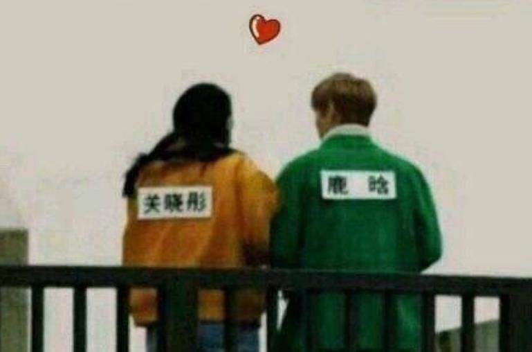 鹿晗关晓彤约会被拍低调情侣终于高调了一回身上的衣服成焦点