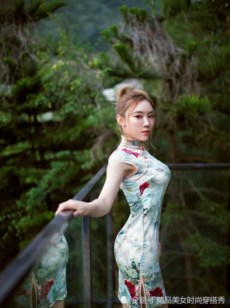穿印花旗袍的美女配上一双白色高跟鞋风韵十足