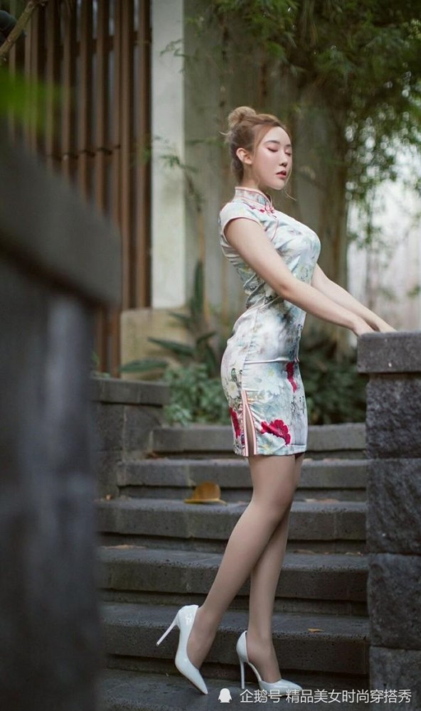 穿印花旗袍的美女配上一双白色高跟鞋风韵十足