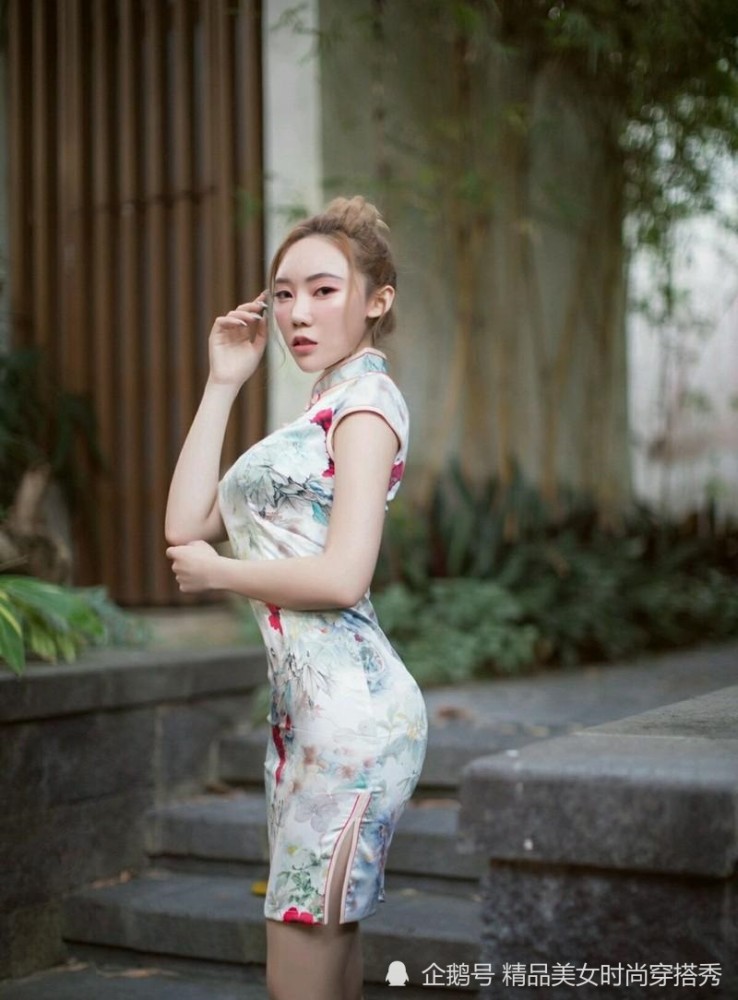 穿印花旗袍的美女配上一双白色高跟鞋风韵十足