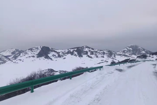 巫溪红池坝雪花飞舞,浪漫静谧.景区银装素裹,雪景如画,格外分外妖娆.