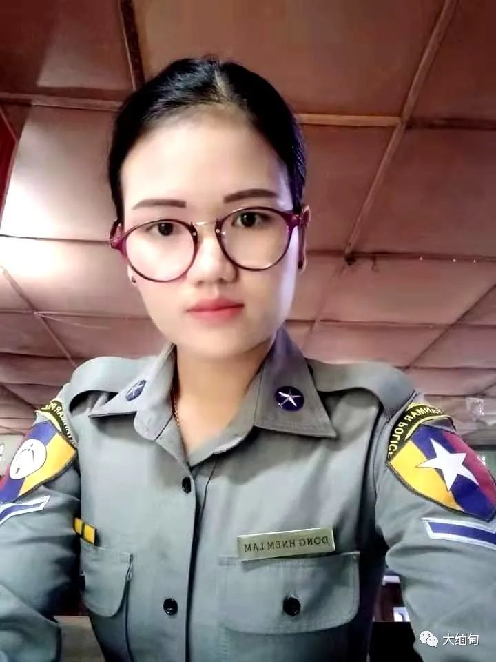 缅甸吉灵庙县警察局一名女警员宣布参加"革命"