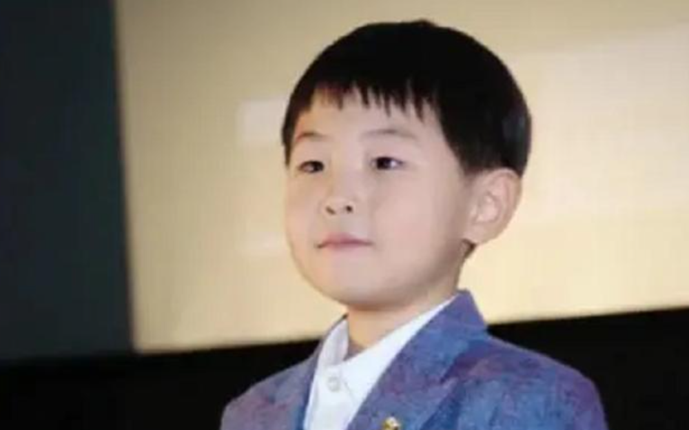 张峻豪镜头前的他梳着整齐的短发,褪去了当年的呆萌,长成了一个帅小伙