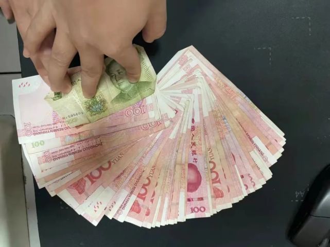 通过检查发现包内有五千元现金,户口簿,残疾证,就诊证明,医院报销凭证