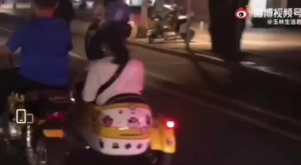 吓出冷汗!玉林一小孩骑机动三轮车上路,旁边还载着