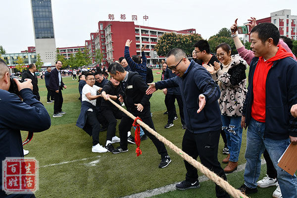 醒目的横幅,矫健的步伐,响亮的口号展现了郫都四中师生们健康向上