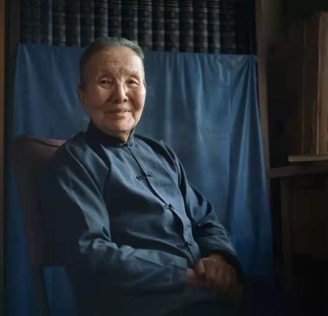 冰心去世13年后,其孙子在墓碑上写了八个字:教子无方