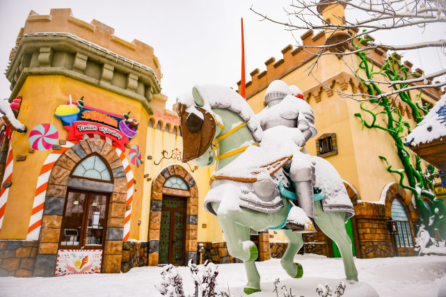 当童话城堡邂逅初雪,济南融创文旅城变身冰雪童话世界