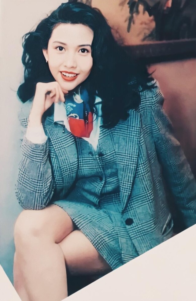 邱淑贞年轻的时候真美穿的裙子款式独特太有女人味