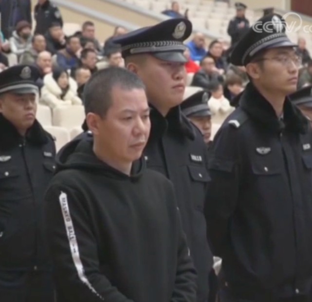 2001年,妄图统一太原江湖的黑帮悍匪李满林被捕,结局如何?