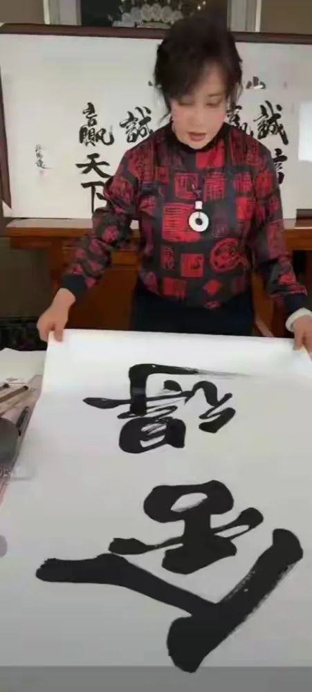 刘晓庆开直播卖书法,粉丝:这么高的价格,有点高攀不起