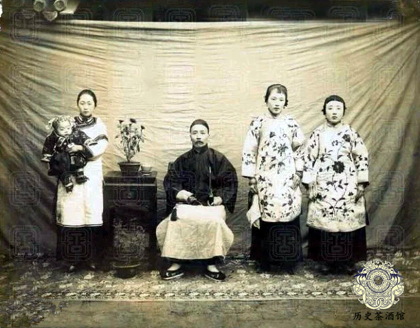 老照片:清末民初的小妾,姨太太,长相漂亮,也只能屈辱地生活
