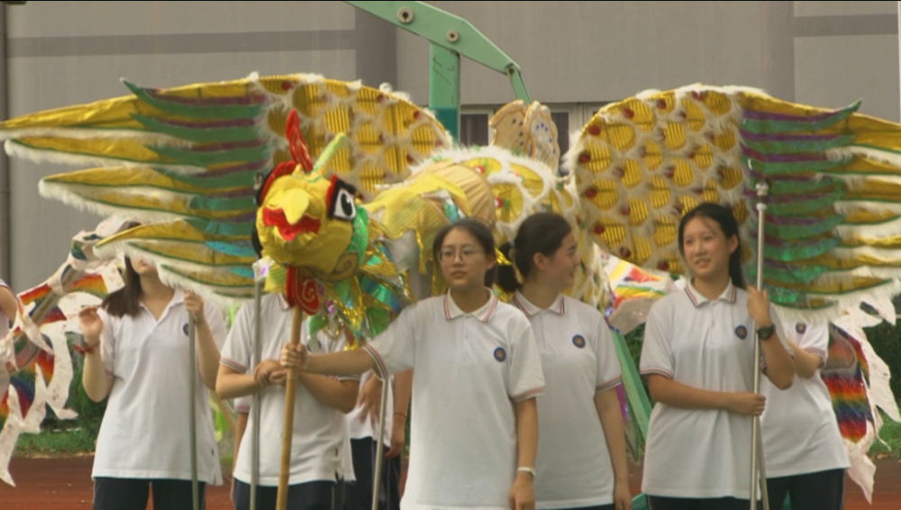 上海市三林中学高二学生王康妮说到,她接触到了"舞龙"这项运动,也喜欢