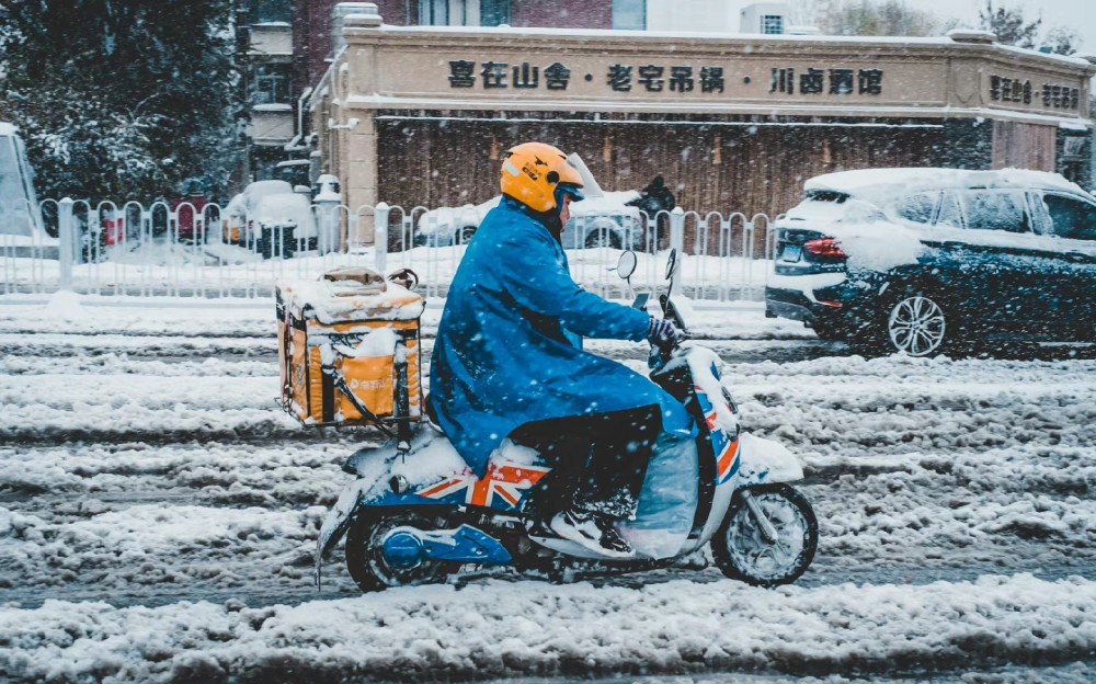 外卖小哥的职责是送外卖,也是为了赚钱养家,你可以选择在任何天气点
