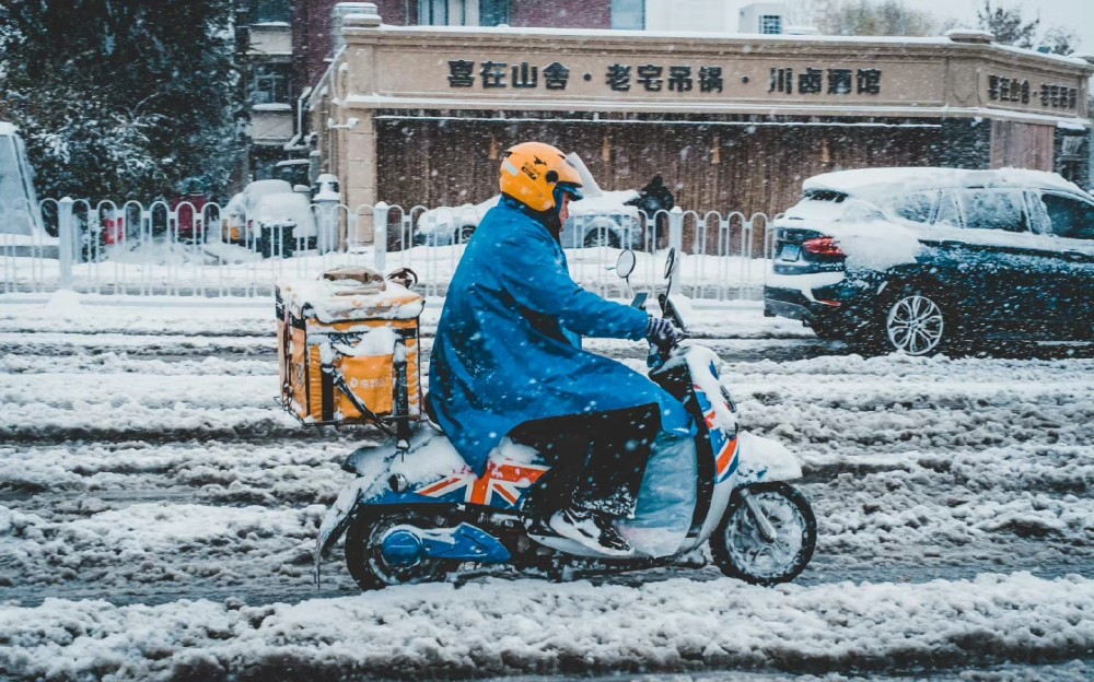 下雪天还不吃饭了嘛,但是有时候也请换位思考,多理解外卖小哥的难处