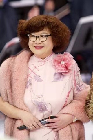 郑咏恩身穿艳丽的比基尼和19位不同国籍的男人亲密合照.