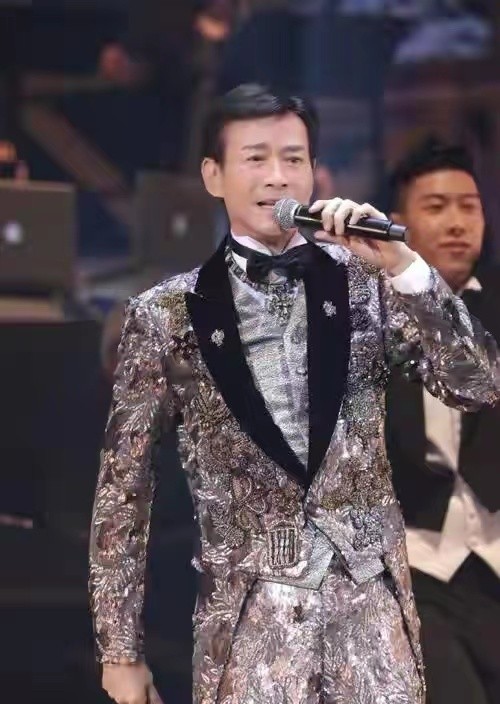 郑咏恩身穿艳丽的比基尼和19位不同国籍的男人亲密合照.