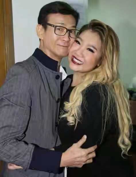 与多名老外晒亲密照,肆无忌惮的郑咏恩,风流更胜其父