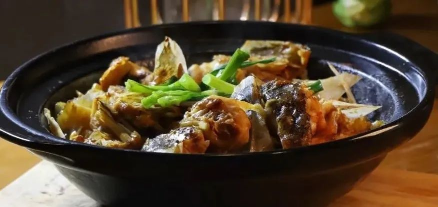 砂锅焗鱼头 1,鱼头去腮去鳞,洗净,砍成约6cm长的条状,待用.