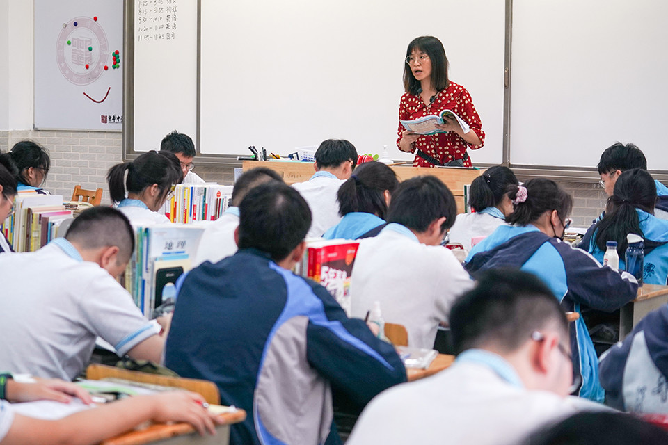 一中学老师正在给学生上课(新华社记者 李博/图)