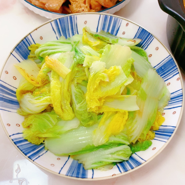 食材:娃娃菜,生抽,盐【清炒娃娃菜】2.