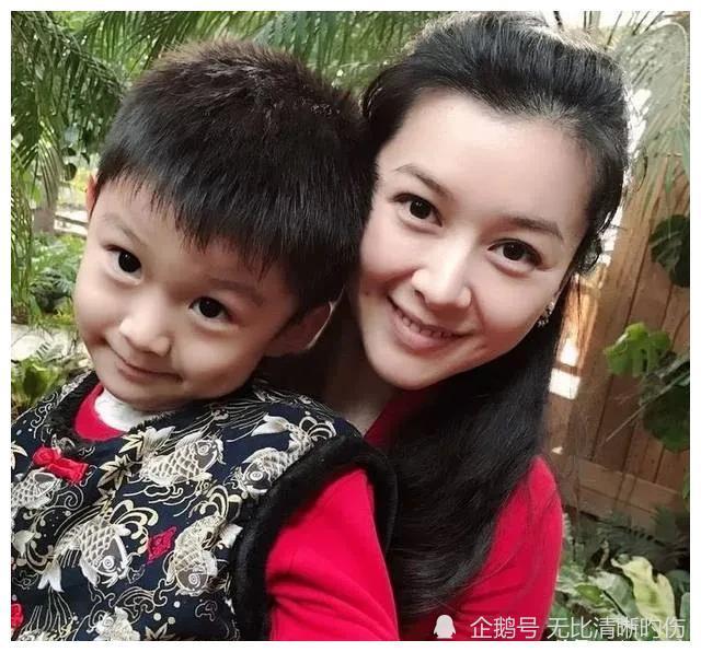 著名演员黄海冰把前妻当亲人二婚娶小12岁妻子过另类小日子