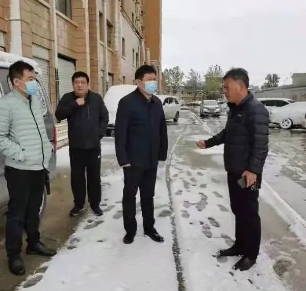 段洪波先后到荣鑫热力,韵舟世纪城,隆福苑等地,实地查看供热情况,协调
