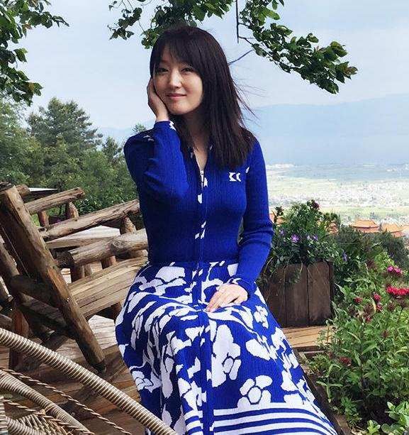 50岁杨钰莹真高调穿金色小短裙配恨天高看身材和小姑娘差不多