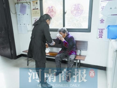 九旬老人不愿回家眼中含泪 称：儿子让我睡马路上呢