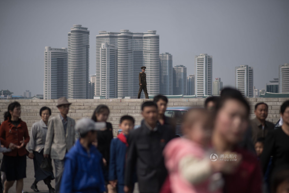 平壤人的周末 泳池扎堆戏水一片欢乐场景(高清图)