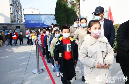 赵启瑞摄在苏州市相城区一新冠疫苗接种点,小朋友在家长陪伴下接种