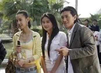 改名颖儿是大师特意算过的,而来做这件事的人就是杨子,也就是黄圣依的