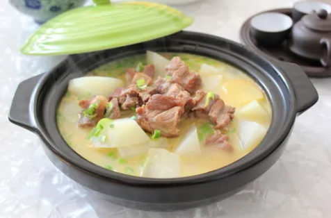 1,吃羊肉炖萝卜,补充热量