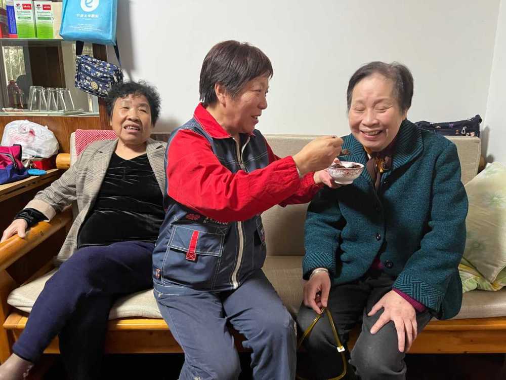 宁波72岁独居老人出院无人照顾,"中国好邻居"来了
