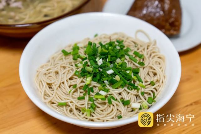 葱油面 除了汤鲜味美的咸菜肉丝面外,这里的葱油面也是多年来怎么