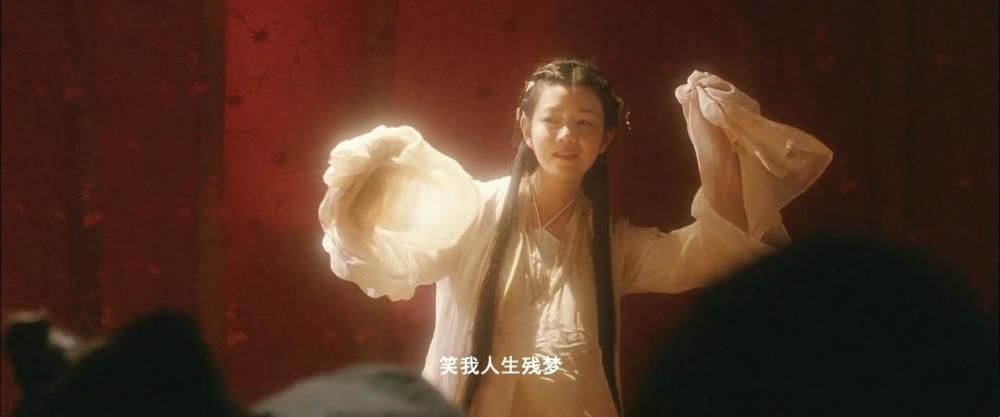 扮相也很美丽,《花漾》里的"白小雪"温婉可人,给人一种柔柔弱弱的感觉