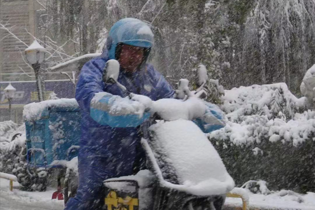 下雪天要不要点外卖?网友吵翻:不点外卖员没收入,点了于心不忍