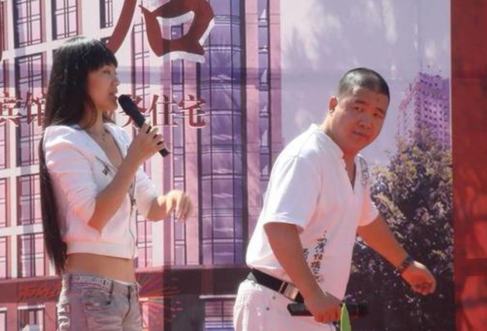 孙小宝还开玩笑般向与自己连线的网红询问:甚至还需要借前妻的房子做