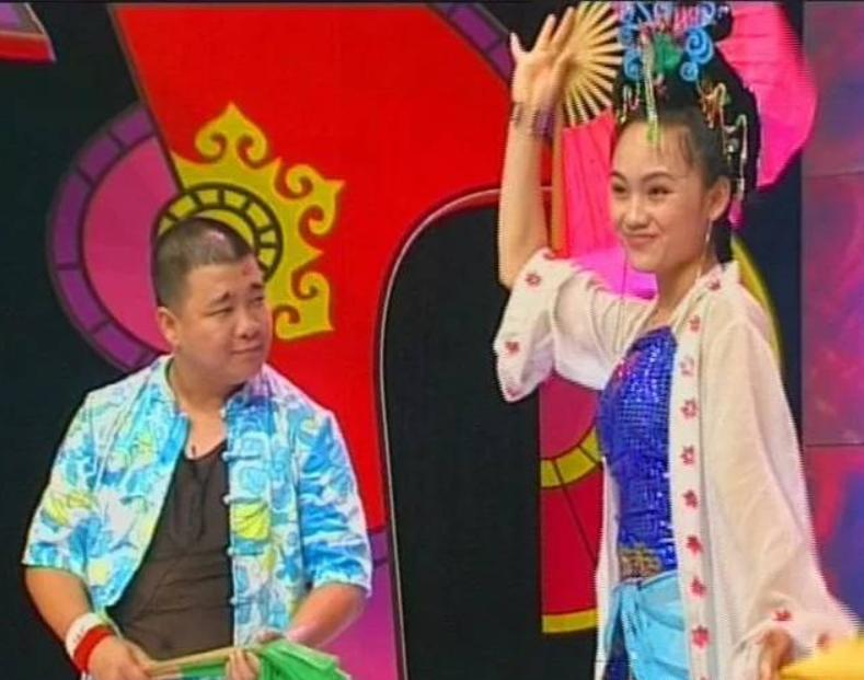 孙小宝还开玩笑般向与自己连线的网红询问:甚至还需要借前妻的房子做