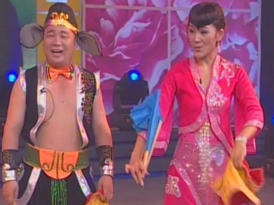 孙小宝还开玩笑般向与自己连线的网红询问:甚至还需要借前妻的房子做