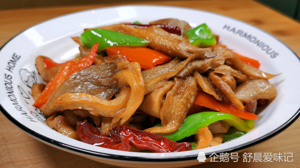 平菇炒肉的家常做法荤素搭配超下饭做这道菜总怕米饭不够吃