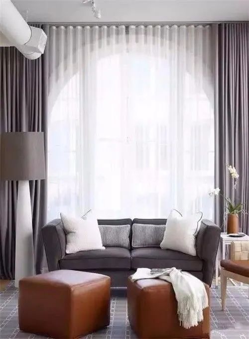 建议根据房间的具体情况来定:客厅:较大的客厅宜用落地布艺窗帘,可以