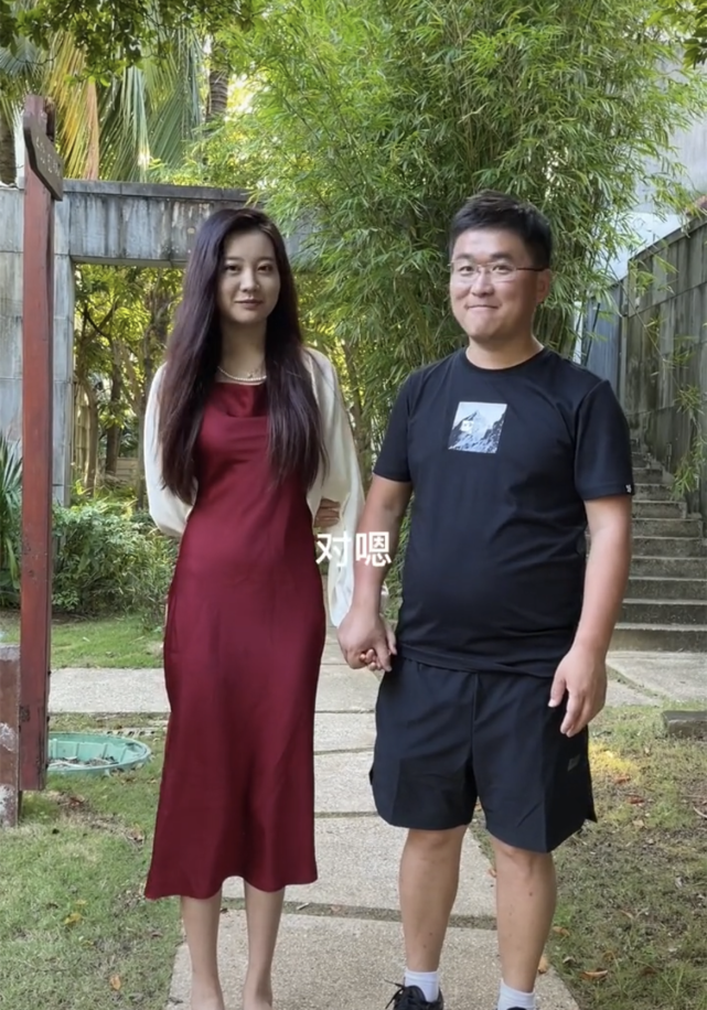 姜涛否认小15岁女友怀孕,牵手动作生疏,吃榴莲和山竹都嫌弃贵