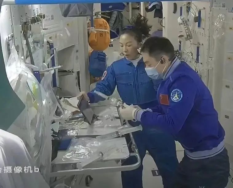 重要历史时刻!王亚平迈出中国女性舱外太空行走第一步