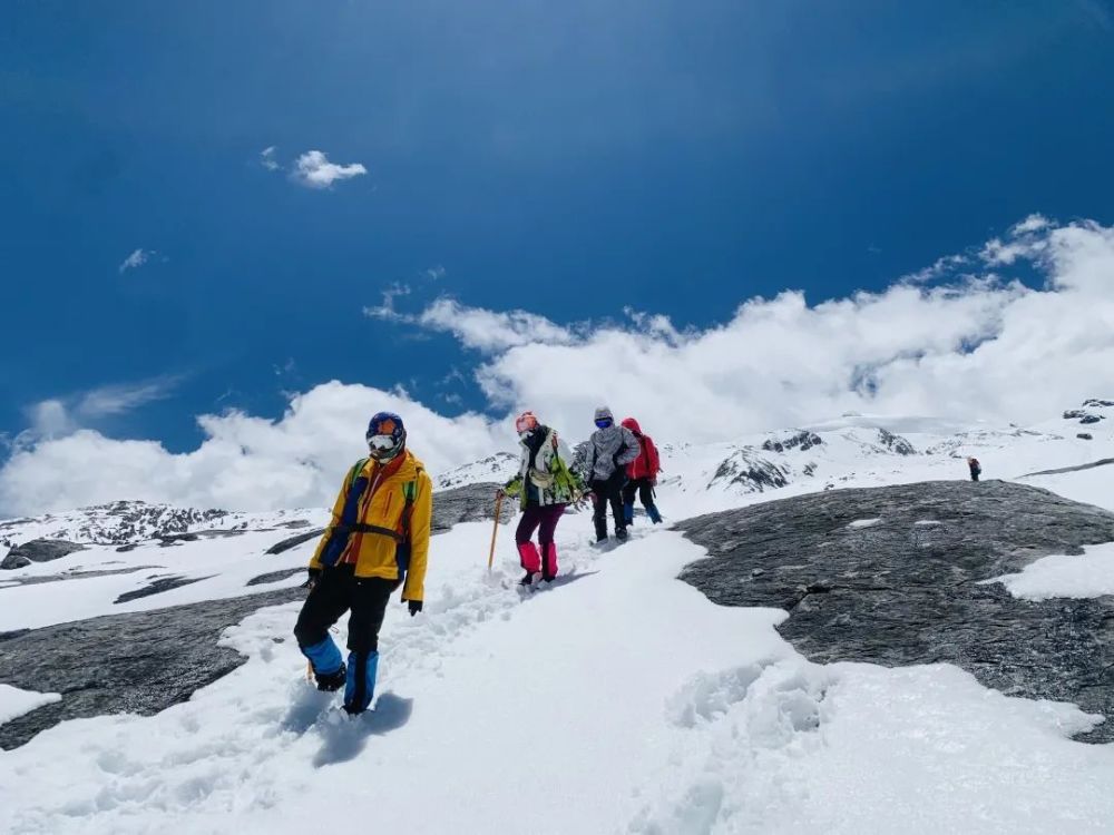 哈巴雪山vs四姑娘山:谁才是初次攀登首选?