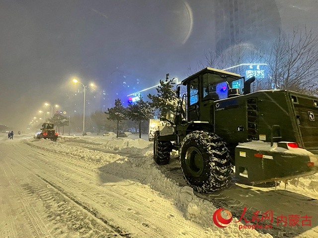 直击内蒙古通辽强降雪天气当地已发布4期暴雪红色预警信号