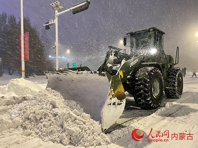 11月8日下午,通辽市城区积雪清运工作正在进行.王利平摄