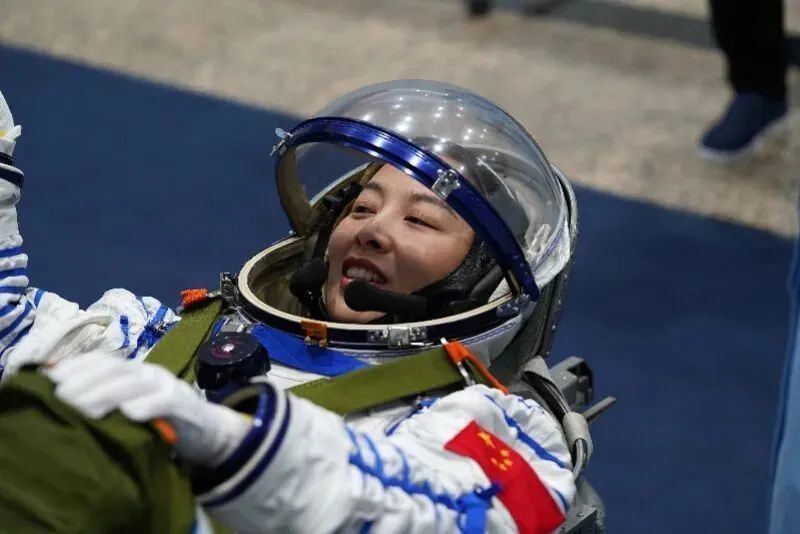 中国姑娘首次太空行走,美女航天员王亚平经历曝光:养女儿,可以"野"一