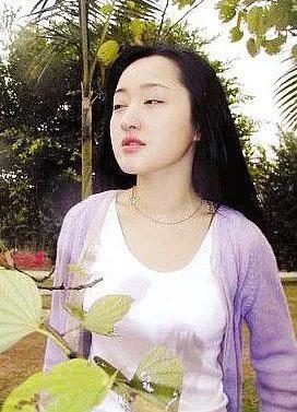 其实与杨钰莹初见面的"6辆奔驰车连撞"也是赖文峰早就设计好的桥段,只