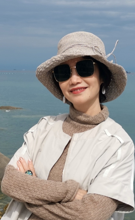 挑选外套时,深开至胸的大v领或者香蕉领是很能修饰脖子线条的设计.